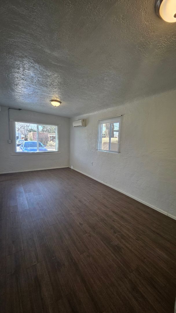 Building Photo - 1216 Columbia Dr NE