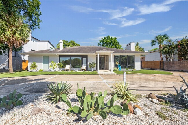 Building Photo - 5010 N Braeswood Blvd