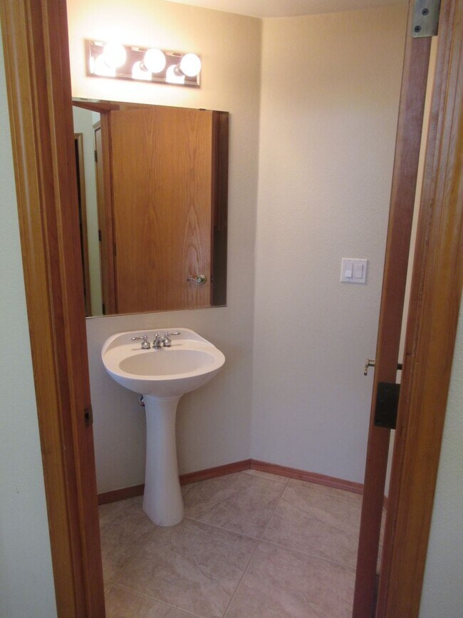 Building Photo - Split Level Two Bedroom Duplex