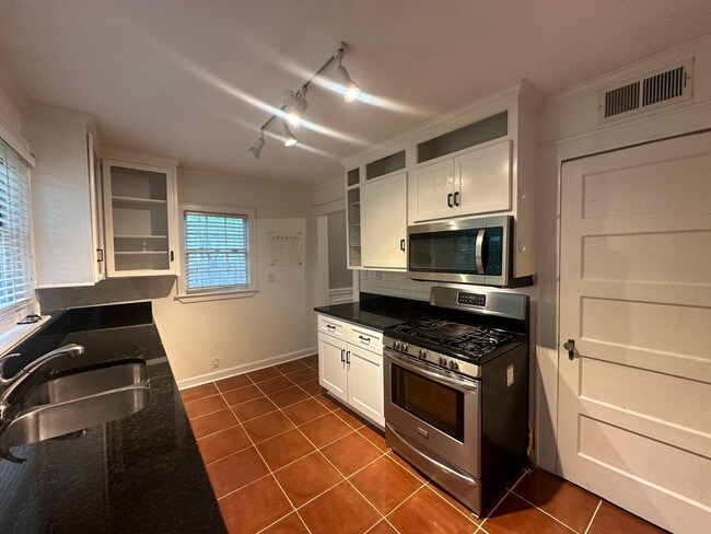 Building Photo - Gorgeous 3 Bed 2 Bath Haymount Home