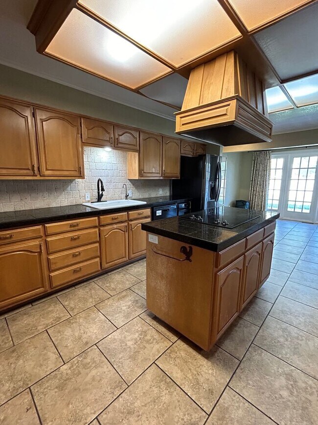 Building Photo - Beautiful Large Family Home!!!