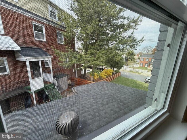 Building Photo - 3405 Carpenter St SE