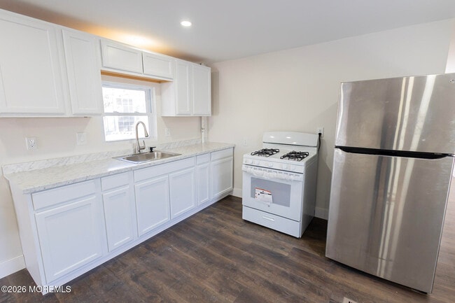 Building Photo - 335 Adams St