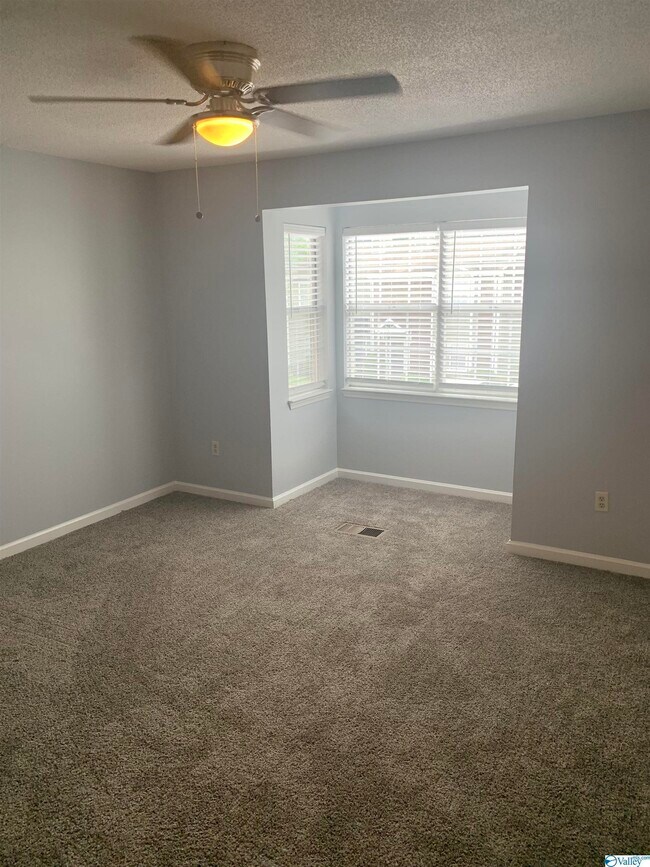 Building Photo - 11112 Memorial Pkwy SW