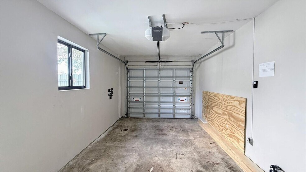 Building Photo - 433 NW 15th Way