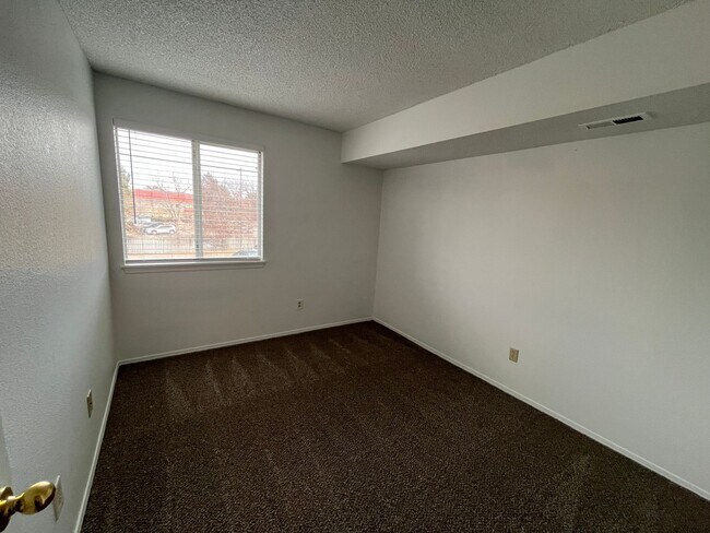 Building Photo - 2 Bed 1 Bath Washer/Dryer in unit!