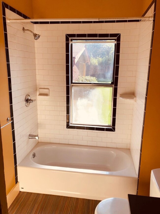 Building Photo - 1 Bed/1 Bath Corner Unit in Historic Building - Harriman Stret