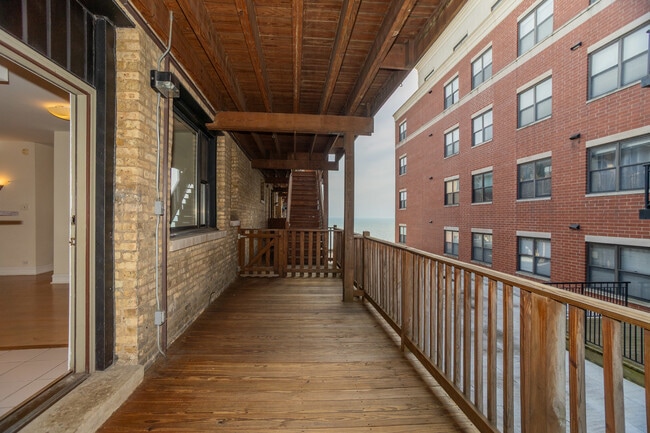 Building Photo - 7631 N Eastlake Terrace