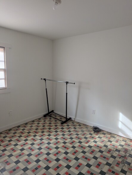 Building Photo - 115 5th St