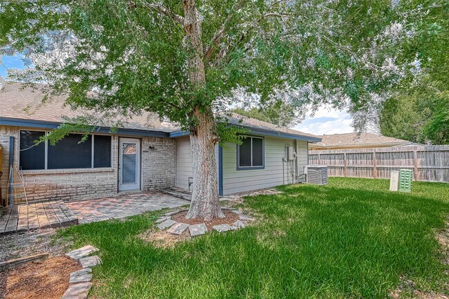 Building Photo - 2235 Sentinal Oaks St