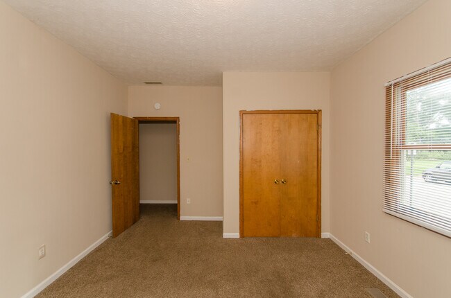 Building Photo - 4 bedroom, 1 bath home: Available July 2026!