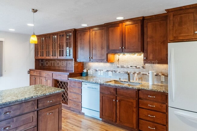 Building Photo - 1003 W Eastmont Way