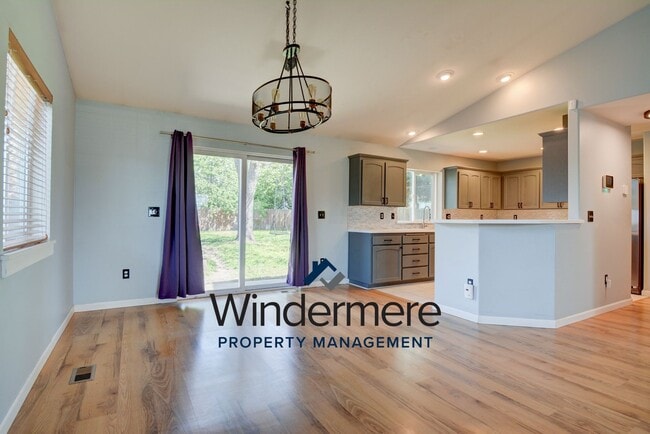Building Photo - Modern 4 bed 2.5 Bath Home