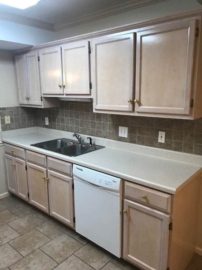 Building Photo - 418 Village Pl
