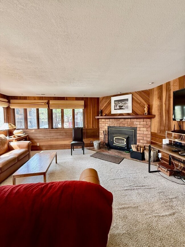 Building Photo - Furnished 3BD/2BA Near Eagle Lodge | Sunny Deck | Wood-Burning Fireplace | Garage