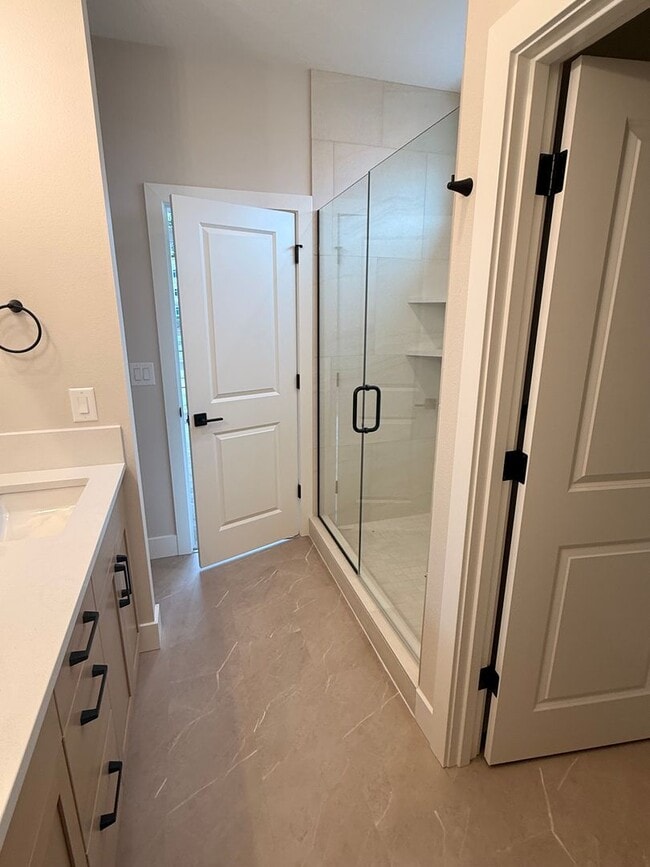 Building Photo - Goregous 3 Bedroom with Loft and Bonus Room! High Ceilings! Pantry! Keyless Entry! Double Oven & ...