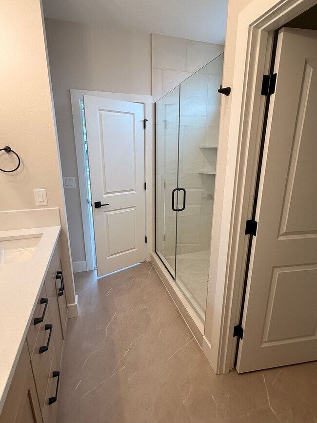 Building Photo - Gorgeous 3 Bedroom with Loft and Bonus Room! High Ceilings! Pantry! Keyless Entry! Double Oven & ...