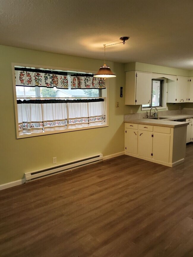 Building Photo - 3BD / 1.5BA Completely Remodeled Ranch wit...
