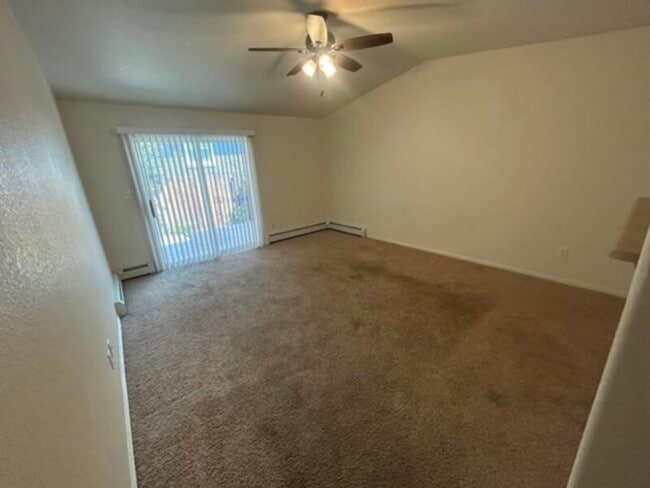 Building Photo - Duplex Near CMU with New carpet