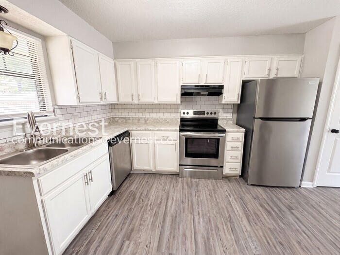 Building Photo - 1800 Labette Manor Dr