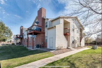 Building Photo - Spacious Updated Ranch Style Condo