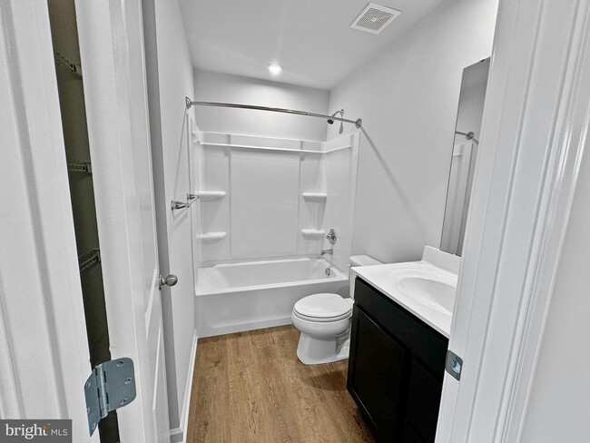 Building Photo - 2566 Laurel Pk Dr