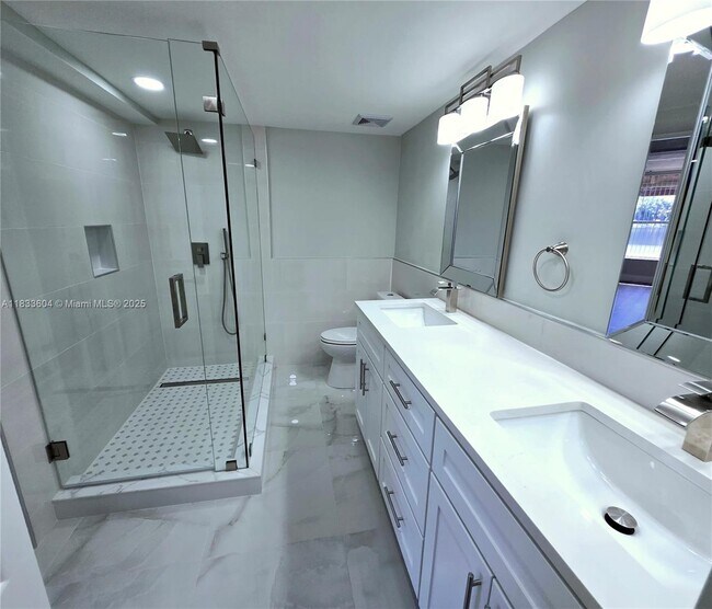 Building Photo - 3710 Inverrary Dr