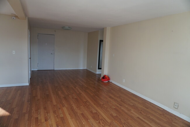 LR apartment entry - 700 Summer St