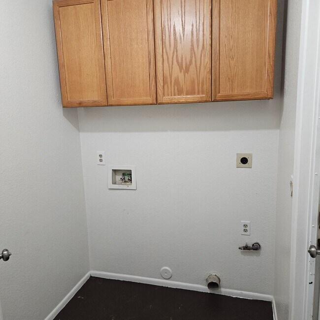 Building Photo - Living in Paradise within Peoria