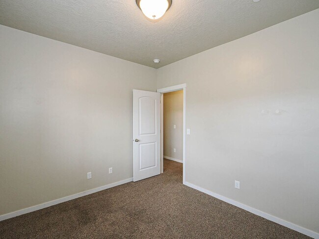 Building Photo - 3 Bedroom, 2 Bathroom Condo