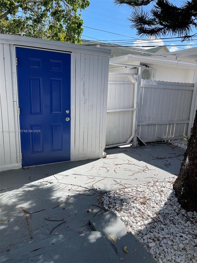 Building Photo - 1842 Madison St