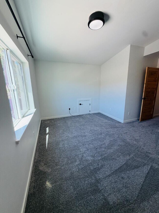 Building Photo - 61188 Bachelor View Rd