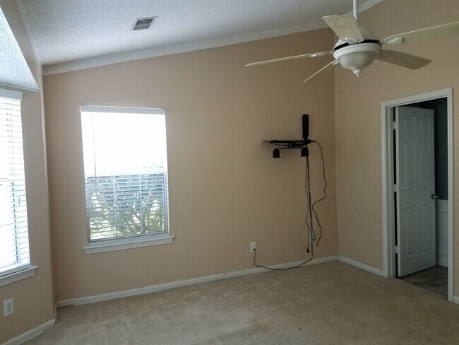 Building Photo - Great One Story With Bonus Room Over Garage