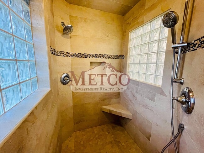 Building Photo - Beautiful 4 bedroom, 3 Bath House in Desirable Gilham Neighborhood!