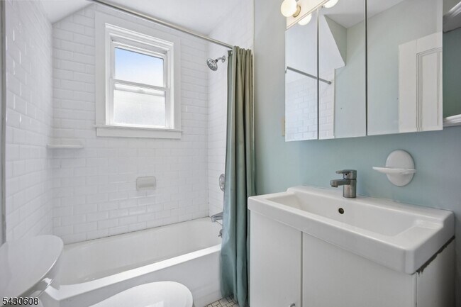 Building Photo - 76 Montague Pl