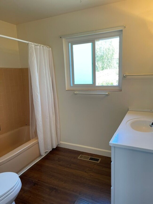 Building Photo - Great location, end of a quiet cul de sac, Cupertino School, spacious rooms