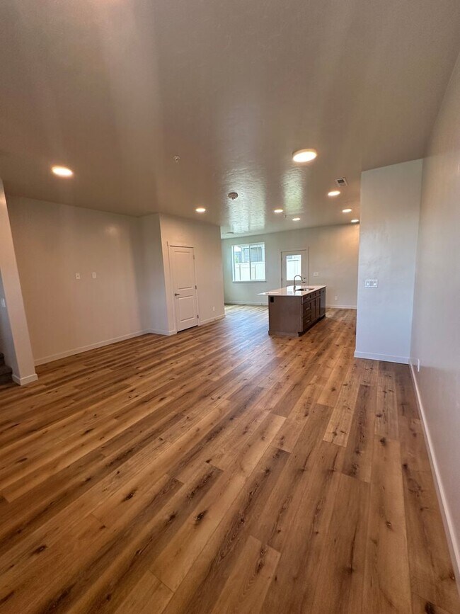 Building Photo - 4095 S Lone Pne Wy