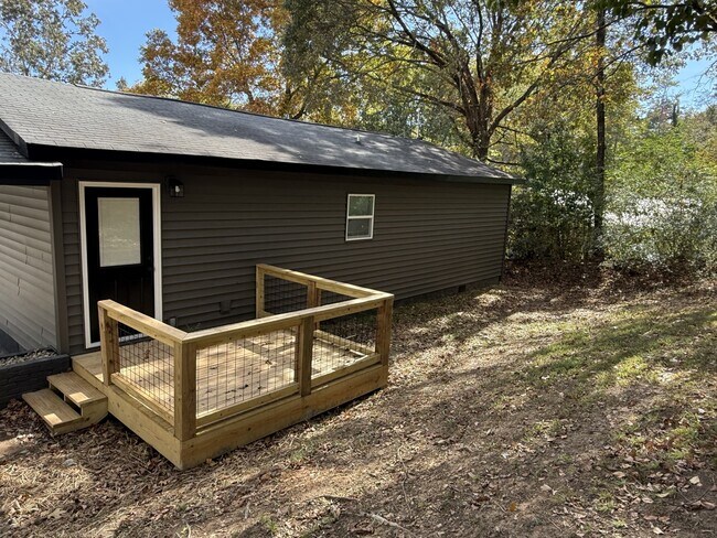 Building Photo - 217 Geren Dr