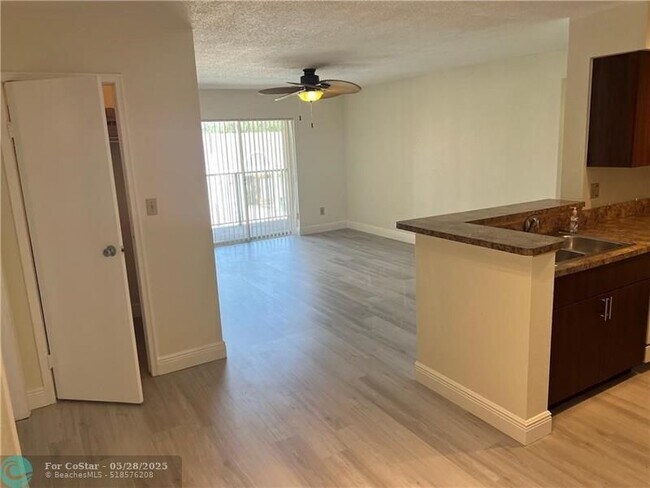 Building Photo - 875 Riverside Dr
