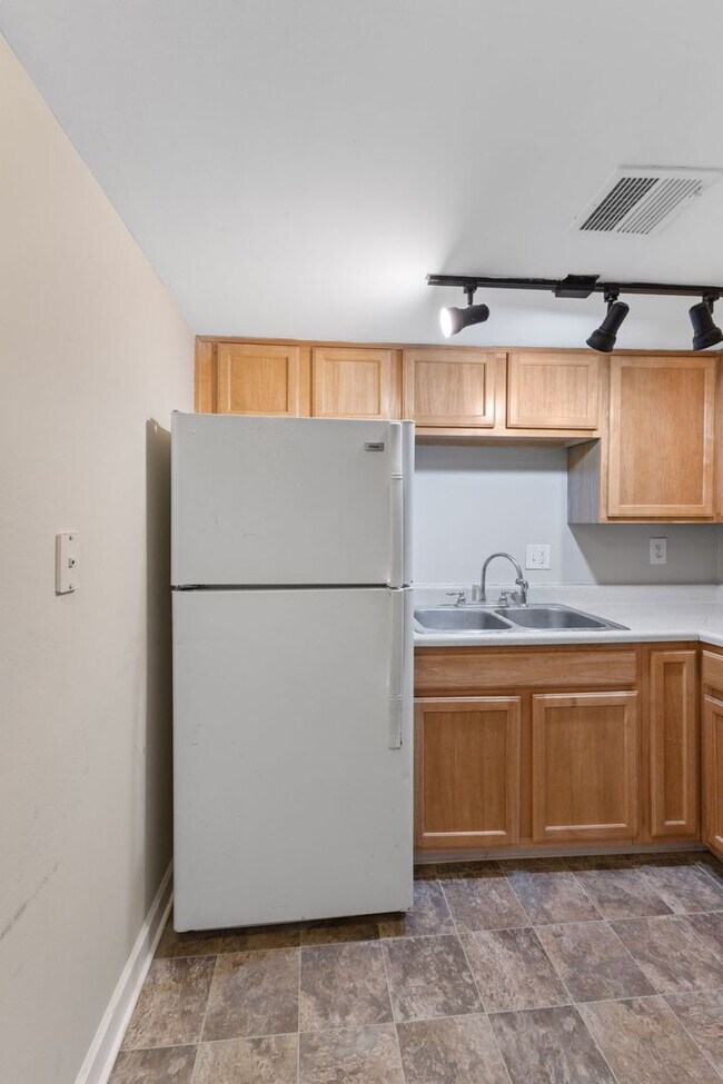 Building Photo - 3609 Balsam Ave