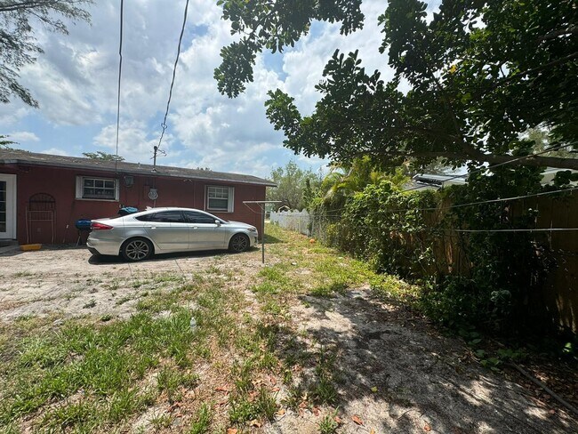 Building Photo - Large 3-1 house in the Manors  with big backyard and central air