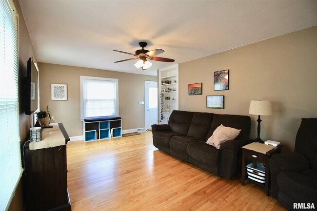 Building Photo - Beautiful 2 bed 1 bathroom home in Rock Island!