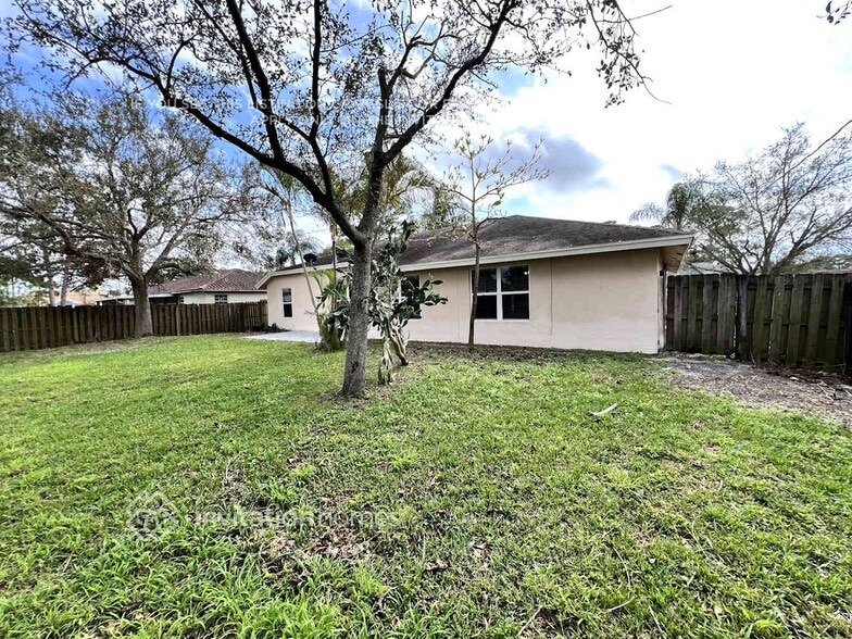 Building Photo - 2686 SW Ace Rd