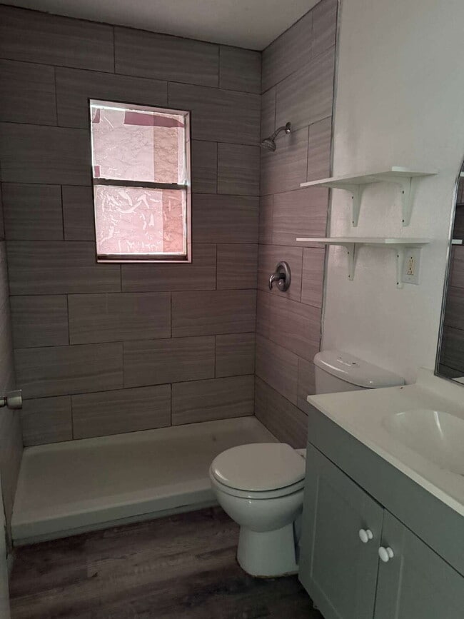 Building Photo - Gorgeous and Affordable 1 Bed/1 Bath, Clos...
