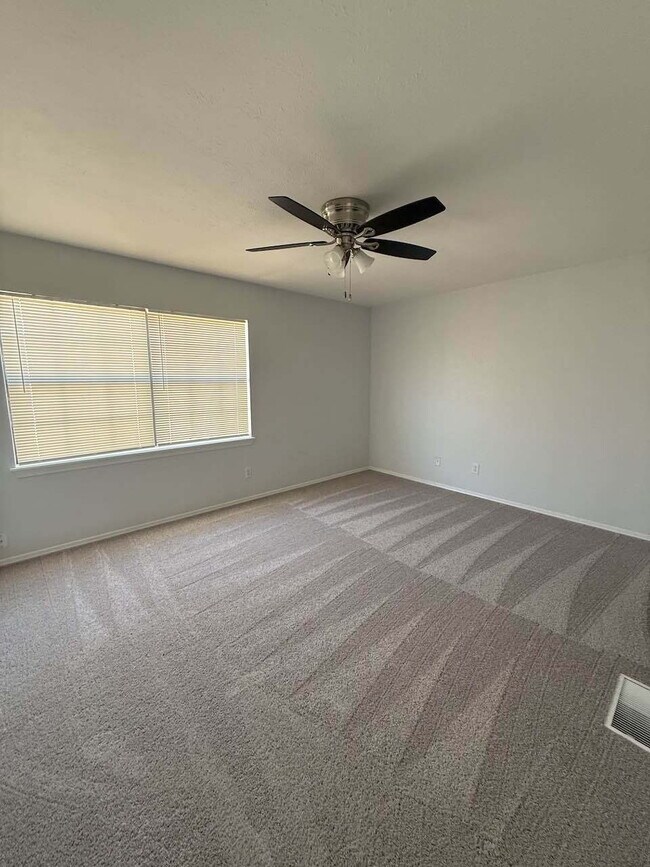 Building Photo - Come see this cute 2B House in a great location