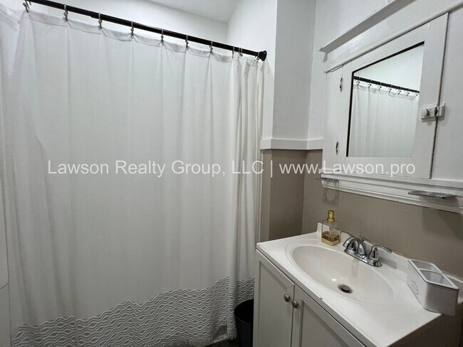 Building Photo - Beautiful House, Close to the Greenway and...