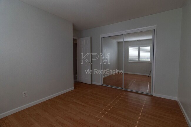 Building Photo - 445 Almond Dr