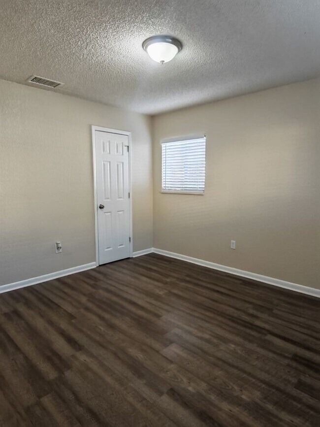 Building Photo - 1120 Union St S