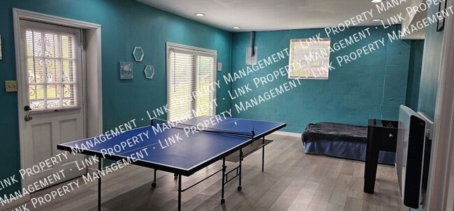 Building Photo - Don't miss this Large 3 or 4 bedroom 2 ful...
