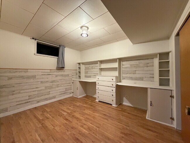 Building Photo - ~Availalbe Now~ Beautiful Four Bedroom House in Denver!